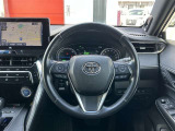 本革巻きステアリング装備。指先で操作できるオーディオスイッチ/レーダークルーズコントロール/視線を逸らさず操作可能です。