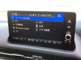 HondaCONNECT対応の便利なナビディスプレー。お持ちのスマートフォンと連携して、ナビやBluetoothでの音楽再生が可能です。デザインはもちろん、操作性も良好です。