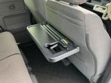 リヤシートも全車消毒済み。前に便利な【パーソナルテーブル】も装備。