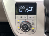 【オートエアコン】一度お好みの温度に設定すれば、車内の温度を検知し風量や温度を自動で調整。暑い&hellip;寒い&hellip;と何度もスイッチ操作をする必要はありません。快適な車内空間には必須の機能ですね♪