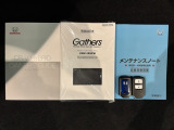 スマートキーは鍵をバッグに入れたままでもドアロックの開閉やエンジンのON・OFFができます。夜間や雨の日も鍵を探さなくて良いので便利です。