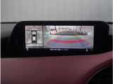 【360&deg;ビュー・モニター】専用カメラにより上から見下ろしたような視点で360度クルマの周囲を確認することができます。駐車が苦手な方でも縦列駐車や幅寄せ時に活躍してくれます。