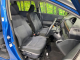 運転席まわりには十分なスペースがあり、大柄な方でもゆったり運転していただける環境です。