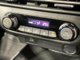 【オートエアコン】一度お好みの温度に設定すれば、車内の温度を検知し風量や温度を自動で調整。暑い&hellip;寒い&hellip;と何度もスイッチ操作をする必要はありません。快適な車内空間には必須の機能ですね♪