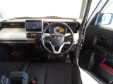 視界良好、操作しやすい運転席です。