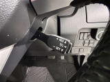 クルーズコントロール機能が付いています。 速度を設定するとアクセルを踏まなくても一定の速度で走ることができます。  高速道路ではとても便利な装置なんです。