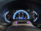 とっても見やすいメーターです。夜間時はラグジュアリーな気分にさせてくれる照明が魅力ですので、夜のドライブも楽しみになりますよ♪