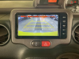 【バックカメラ】運転が苦手な方も車庫入れラクラクです!ギアをリバースに入れれば自動的に切り換わりますので、面倒な操作は不要です♪狭い駐車場もお車を傷つけず安心ですね!