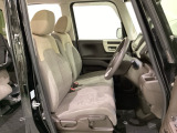 女性でも運転がしやすいように、シートの高さ調整機能(シートリフター)がついています。運転席と助手席の間が空いている為、助手席側への移動がスムーズです。交通量の多い道でも助手席側から乗り降りができます。
