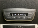 ルーフ中央にエアコン操作パネルがついていますので、2列目・3列目にお乗りの方も快適に過ごせます。