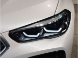 【LEDヘッドライト】先進のLEDテクノロジーを採用。放射される白色光の周波特性は太陽光に近く、バイキセノン・ヘッドライトを上回るコントラストで更に明るく輝きます!