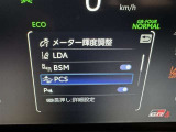 レーンディパーチャーアラートとは車線または走路からの逸脱の可能性を警告すると共に、車線または走路からの逸脱を避けるためのハンドル操作の一部を支援する機能です。詳細は販売店スタッフまでおたずねください。