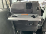 便利な折りたたみ式のテーブル。乳幼児用ドリンクマグ対応ホルダーを軽自動車で初採用。さらにタブレット端末を立てかけやすいよう形状も工夫しています。