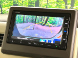 【バックカメラ】駐車時に後方がリアルタイム映像で確認できます。大型商業施設や立体駐車場での駐車時や、夜間のバック時に大活躍!運転スキルに関わらず、今や必須となった装備のひとつです!