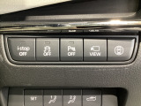 運転席脇のクラスタースイッチ部分にはカメラ切り替えスイッチ、パーキングセンサー、その他走行系スイッチを集中配置しております。