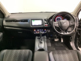 車内は光触媒抗菌消臭施工済です。インパネ周りはスタイリッシュなデザインです。グローブボックスやカップホルダーのほかにトレーなどたくさんの収納スペースが付いています。