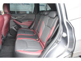 特徴8 幅広いサービスのスバル保険。スバル正規店で任意保険にご加入いただきますと、距離無制限のレッカーサービスや、ガラスやパンクの修理などのオリジナル修理サービスなどが追加料金無しで付帯されます。