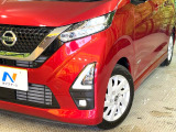 【LEDヘッドライト】悪天候や夜間走行時も良好な視界を確保し安心して運転できる高輝度LEDヘッドライトを装備!点灯速度が早く、消費電力も抑えられています。