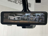 【インテリジェント ルームミラー】車両後方のカメラ映像をミラー面に映し出すので、車内の状況や、天候などに影響されずいつでもクリアな後方視界が得られます!