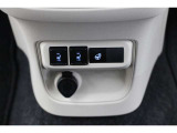 【シートヒーター】 寒い日はすぐにあたたかくなるシートヒーターは重宝します。暖房を控えめにすることで燃費の向上にもなります。車内の空気が汚れたり乾燥したりする心配も減ります。