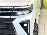 【LEDヘッドライト】悪天候や夜間走行時も良好な視界を確保し安心して運転できる高輝度LEDヘッドライトを装備!点灯速度が早く、消費電力も抑えられています。