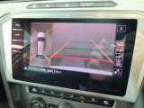 ギアをリバースに入れると車両後方の映像を映し出します。画面にはガイドラインが表示され、車庫入れや縦列駐車などの際に安全確認をサポートします。