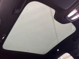 【パノラマルーフ】前後2枚のガラスルーフで室内全体が明るい空間に!フロントセクションはスライド機能があり外気を取り込むことも可能。さらに開放的なドライブを演出できます。