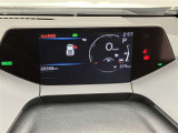 とっても見やすいメーターです。夜間時はラグジュアリーな気分にさせてくれる照明が魅力ですので、夜のドライブも楽しみになりますよ♪