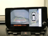 パノラミックビューモニター付きです。車両を上から見たような映像をディスプレイオーディオ画面に表示。運転席からの目視だけでは見にくい、車両周辺の状況をリアルタイムでしっかり確認できます。