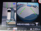 パーキングアシスト(駐車支援システム)は、カメラやセンサーで駐車スペースを検知し、ハンドル操作を自動制御する運転支援技術です。