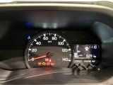 シンプルで大きく見やすい単眼メーターと様々の車両情報を表示するマルチインフォメーションディスプレイ