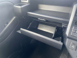 助手席側には広々としたダッシュボードを完備しております。