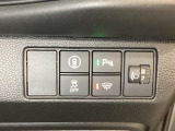 ハンドルの右側にはヘットライトリベライザーとHondaセンシング用のメインスイッチがついています。ヘッドライトリベライザーは道路状況や積荷の加重に応じてライトの高さを調節できます。