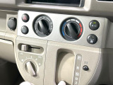 寒い冬も暑い夏も全席に快適な空調を届けてくれる、ダイヤル式エアコンを装備♪