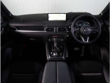 【インパネ周り】視界がよく運転しやすい設計となっております。インパネ周りもすっきりと洗練されたデザインで高級感が溢れています。日々のドライブを飽きさせません。