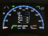 【ブラインドスポットモニター】後側方から接近する車両を検知。 衝突の危険があると判断した場合、ドアミラー表示や警報音でドライバーに注意を促します。