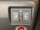 リアドアは乗り降りに便利な両側電動スライドドアです。また運転席に座っていながらスイッチ操作で自在にスライドドアを開け閉めできます。