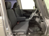 女性でも運転がしやすいように、シートの高さ調整機能(シートリフター)がついています。運転席と助手席の間が空いている為、助手席側への移動がスムーズです。交通量の多い道でも助手席側から乗り降りができます。