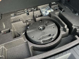 ラゲッジ下にはパンク修理キットや工具が搭載されております