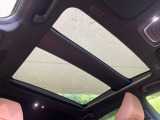 【ガラスルーフ】ガラスルーフ搭載で車内の解放感が一気にアップ!開放的なドライブをお楽しみいただけます。