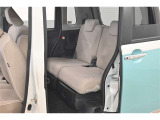 中古車をキレイで気持ちよくお乗りいただけるよう、エンジンルームからシートを外した洗浄まで、目に見えない部分も徹底的に洗浄しています!