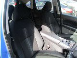 便利な運転席/助手席アームレストが付いてリラックスできます。