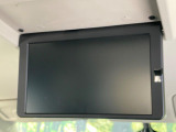 【フリップダウンモニター】大画面モニターで後席でもエンタメをお楽しみいただけます。小さなお子様にも大人気の装備です♪