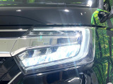 【LEDヘッドライト】悪天候や夜間走行時も良好な視界を確保し安心して運転できる高輝度LEDヘッドライトを装備!点灯速度が早く、消費電力も抑えられています。