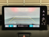 バックでの車庫入れも安心です! リアカメラが付いているバックモニター付のナビディスプレー装備しております。操作線もついており距離感も画面から確認できます。