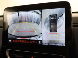 パノラミックビューモニター付きです。車両を上から見たような映像をディスプレイオーディオ画面に表示。運転席からの目視だけでは見にくい、車両周辺の状況をリアルタイムでしっかり確認できます。