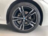 スポーティなデザインの18インチアルミホイールを装着。足元からBMWらしい存在感を演出します。