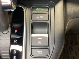 セレクトレバーの横に電子制御パーキングブレーキがあります。スイッチひとつで、停車した地点の傾斜などをシステムが検知・判断してブレーキ力を自動的に最適制御し、しっかり停車できるパーキングシステムです。