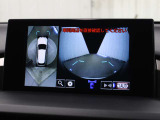 上から車両を見下ろしたような映像をナビゲーション画面に表示するパノラミックビューモニターを搭載しています。
