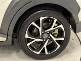 タイヤサイズは225/50R18!純正アルミホイール!残り溝は5ミリ程度です!